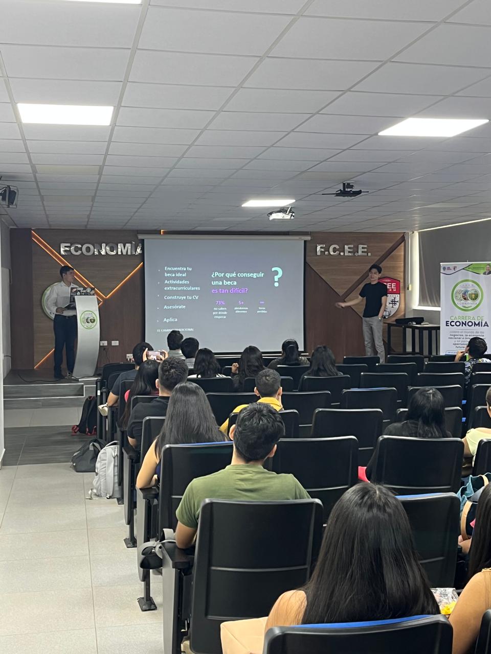 Estudiantes en la presentación en la sede UAGRM